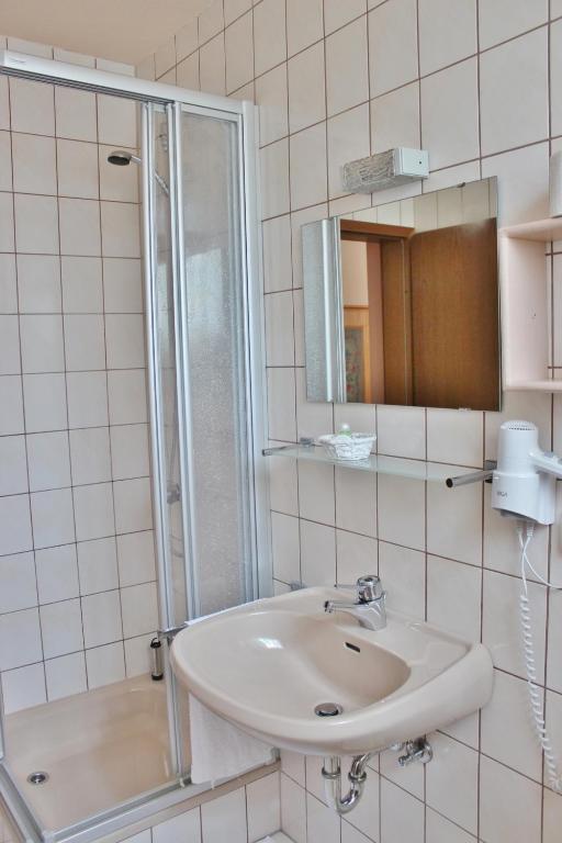 Pfaelzer Stuben Hotel Landstuhl Buitenkant foto